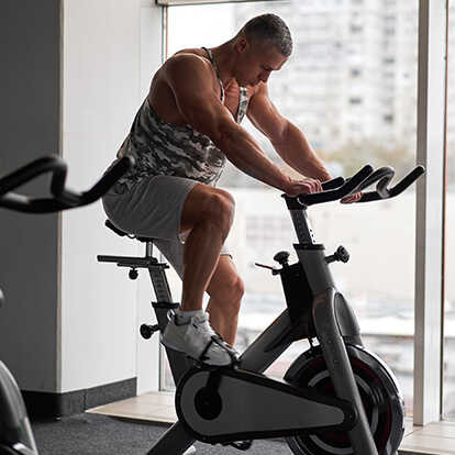 Bicicleta estática: Beneficios y ejercicios